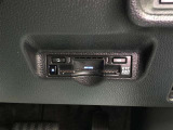 【ETC2.0ユニット(ビルトイン)】高速・有料道路の料金所をキャッシュレス、スムーズに通過可能です。高速道路上に設置されたITSスポットからの情報取得も可能です。