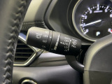 レバーをAUTOの位置にしているとき、レインセンサーが雨を感知すると、雨量に応じてワイパーが自動で作動してくれるオートワイパーを装備!設定変更で非作動にすると、間欠作動に固定されます。