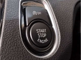 運転中にもオーディオの音量やFMの切り替えなどステアリングでの操作で切り替え可能なため、ステアリングから手を放す必要がない為、運転中でも操作が簡単でございます。