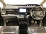 車内は光触媒抗菌消臭施工済です。インパネ周りはスタイリッシュなデザインで機能や装備も充実しています。グローブボックスやカップホルダーのほかにトレーなどたくさんの収納スペースが付いています。