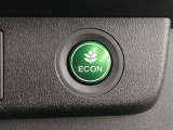 ECONモードをONにするとアクセルペダルの動きに対するエンジンの反応とエアコンの制御を切り換えることで、燃費のいい運転をするドライバーがペダルを踏んだ時と同じようにエンジンを制御します。