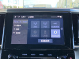 AM・FMやディスク、USB、Bluetoothなど、複数の音源を画面から選択できます。接続する機器や聴きたい内容に応じて切り替えられるため、日常の移動中も好みの音源を楽しめます。