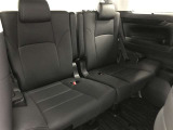 ゆとりある後席が乗り降りしやすく、ひざまわりも余裕を感じる快適空間☆