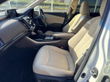 シートに腰掛けると、前方へ広がる視界と手の届きやすい運転席まわりが目に入ります。明るい内装色と落ち着いた配色で、心地よく過ごせる空間です。
