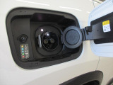 運転席側リヤフェンダーにあります急速充電ポートです。