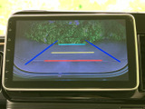 画面には車両後方の映像とガイドラインが表示され、駐車時の後方確認をサポートします。周囲の状況を画面で確かめながら、車庫入れや駐車場での操作に役立てられます。