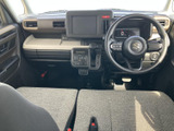 中央に大きなディスプレイを配置し、運転席から視線を移しやすいレイアウトです。オーディオなどの表示をまとめて確認でき、日々の移動をサポートします。