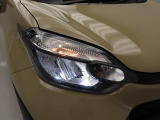【LEDヘッドランプ】 白く明るい光で夜間走行の安心感を高めます。車両姿勢の変化に応じて、照射軸の上下方向が調節できるマニュアルレベリング機能付です。