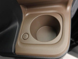 ホットドリンクをちょうどいい温度でキープしてくれる保温機能付きのホッとカップホルダー(前席)。ほっこり快適にドライブをサポート。