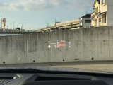 HUD: ヘッドアップディスプレイはドライバーが前方に集中できるよう、ナビや車速情報をフロントガラスに投影するシステムです。