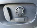 電動パワーシートですので運転中のシート調節も安全に行えます。微調整も可能ですのであなただけのドライビングポジションを実現します。