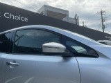 対向車から見やすいウィンカー付きドアミラー。