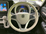 ステアリングには左右にスイッチが配置され、運転姿勢を保ちながら手元で各種機能にアクセスできます。メーターとの位置関係も自然で、運転席から必要な情報を確認しやすい造りです。