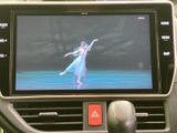 テレビ映像を表示できる画面を備えており、停車中の待ち時間などに映像をご覧いただけます。音楽やラジオとは異なる過ごし方ができ、休憩中の車内時間を快適に楽しめます。
