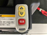 ワイヤレスリモコンで操作もできるため、女性やお年寄りの方でも安全かつ力を使わずに、車いすを乗車させることができます。