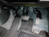 運転席足元も汚れが少なく、大変きれいな状態に仕上がっております。サイドブレーキはペダル式です。
