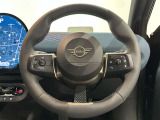 MINIのロゴが映える、シンプルでスタイリッシュなステアリング。