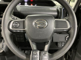 手元には複数のスイッチが配置され、運転姿勢を保ちながら必要な操作を行いやすい設計です。