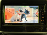 テレビ番組を画面で視聴できる装備です。停車中の休憩時間などに映像を楽しめるため、車内で過ごすひとときに活用いただけます。使い方の幅が広がるうれしいポイントです。