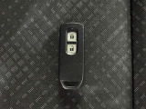スマートキー付!キーを取り出さなくてもドアロックの施錠・開錠、エンジンの始動が出来ます!雨の日や荷物の多い日にとても便利ですね♪