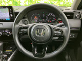 手元には複数のスイッチが配置され、運転姿勢を大きく変えずに必要な操作を行いやすい構成です。メーターや各種機能の確認にも便利で、日常の運転をサポートします。