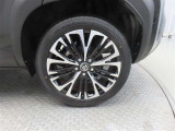 車両のデザインにマッチした純正アルミホイールを装着しています。