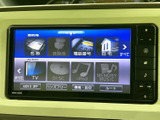 目的地検索や自宅登録などの案内メニューに加え、テレビやディスク、iPodなどの項目も並び、行き先設定から音楽選びまで画面で確認しやすい構成です。