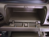 運転席前にも収納スペースがございます!