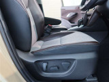 パワーシート搭載。微妙な調整が手軽にでき、ピッタリなポジションで運転することが可能です。