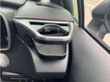 運転席ドリンクホルダー付き