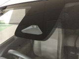 《Toyota Safety Sense》ミリ波レーダーと単眼カメラを併用した「2種類の目」で、クルマや歩行者などを認識し、事故の回避や衝突被害軽減を支援します。