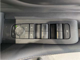 パワーウィンドウのスイッチですよ。 運転席に居ながら窓を開け閉めのコントロールできますよ。 ロック機能で、子供がイタズラして窓を開けるという事も無くなりますよ。