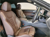 【コックピットシート】BMW車の主役席。車体中央にくる様に配置し車両重心とが一致する事でドライバーと車との一体感あるドライビングを実現。人間工学に基づき形成した形状が長時間のドライブ疲労も軽減します!