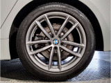 【BMWアロイホイル】軽量かつ強度に拘ったアロイホイル。走行性能ポテンシャルを引き出す設計。車の足元を引き締めてくれる大きなポイントはアロイホイルです。