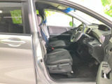 運転席まわりは前方への視界が広く、着座した際も周囲を見渡しやすい印象です。シートや足元もすっきりとまとまり、毎日の移動から長時間の運転まで落ち着いて過ごせそうです。