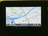 地図を大きく表示し、現在地や周辺の道路を画面で確認できます。画面下部には時刻や各種メニューも並び、目的地の確認や音楽操作など、日常の移動をサポートします。