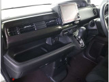 シックな色使いの運転席周りですね。すっきりとしたデザインで上品な色使いです。居心地の良い運転席長く座ってられるリラックスできるデザインがいいですね。