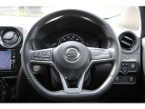 各種のコントロールスイッチが内蔵され、運転に集中できるステアリング。革巻き素材と造形が手にしっくり馴染みます。