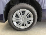 鉄ホイール。タイヤサイズは165/65R14、現在は冬タイヤ装着で残り溝は約5ミリです