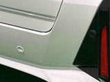 車の四隅にセンサーを施し死角になりやすい左右前後方向の障害物を感知することで、縦列駐車や車庫入れをサポートするコーナーセンサーが付いてます