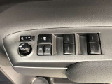 パワーウィンドのスイッチです。運転席に座りながら、助手席や後席の窓を開け閉めできるので大変便利ですよ。
