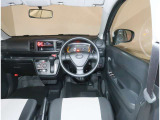 【運転席からの視界】実際に乗るとこんな感じの視界です。十分に広い視界を確保しています。