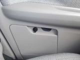 助手席ドアには車検証入れをスペースがございます。