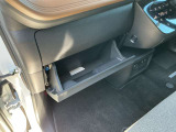 車検証など収納出来る、便利な収納スペースがたくさん用意されています
