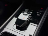 先進的なデザインで軽い力でスムーズに操作できる電子制御シフトノブ。パーキングブレーキの作動・解除も連動し、スマートなドライビングをサポートします。