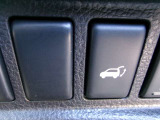 運転席からも簡単にバックドアが開閉できます。