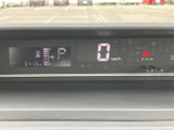 必要な情報をひと目で確認できる見やすいメーターです。シンプルで分かりやすい表示で、運転中の視認性を確保し、安全運転を後押しします。