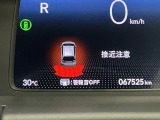 パーキングセンサーシステムは走行中に障害物が迫ると音と表示でお知らせ、低速走行時時の安心感を高めます