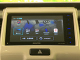 地デジやFM・AM、Bluetoothオーディオなどの選択画面を備え、音楽や情報源を切り替えやすい構成です。日々の移動に合わせて使い分けられます。