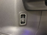メモリー付きパワーシートが装備されている車両はシートの位置・ドアミラーの角度・ハンドルの位置を3名まで記憶出来ます。